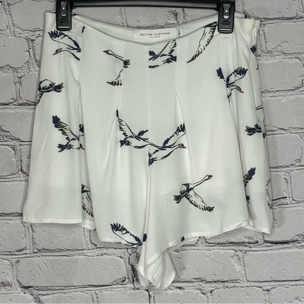 NECTAR CLOTHING Pleated Flowy Short Shorts White Black Geese Pattern with Zipper